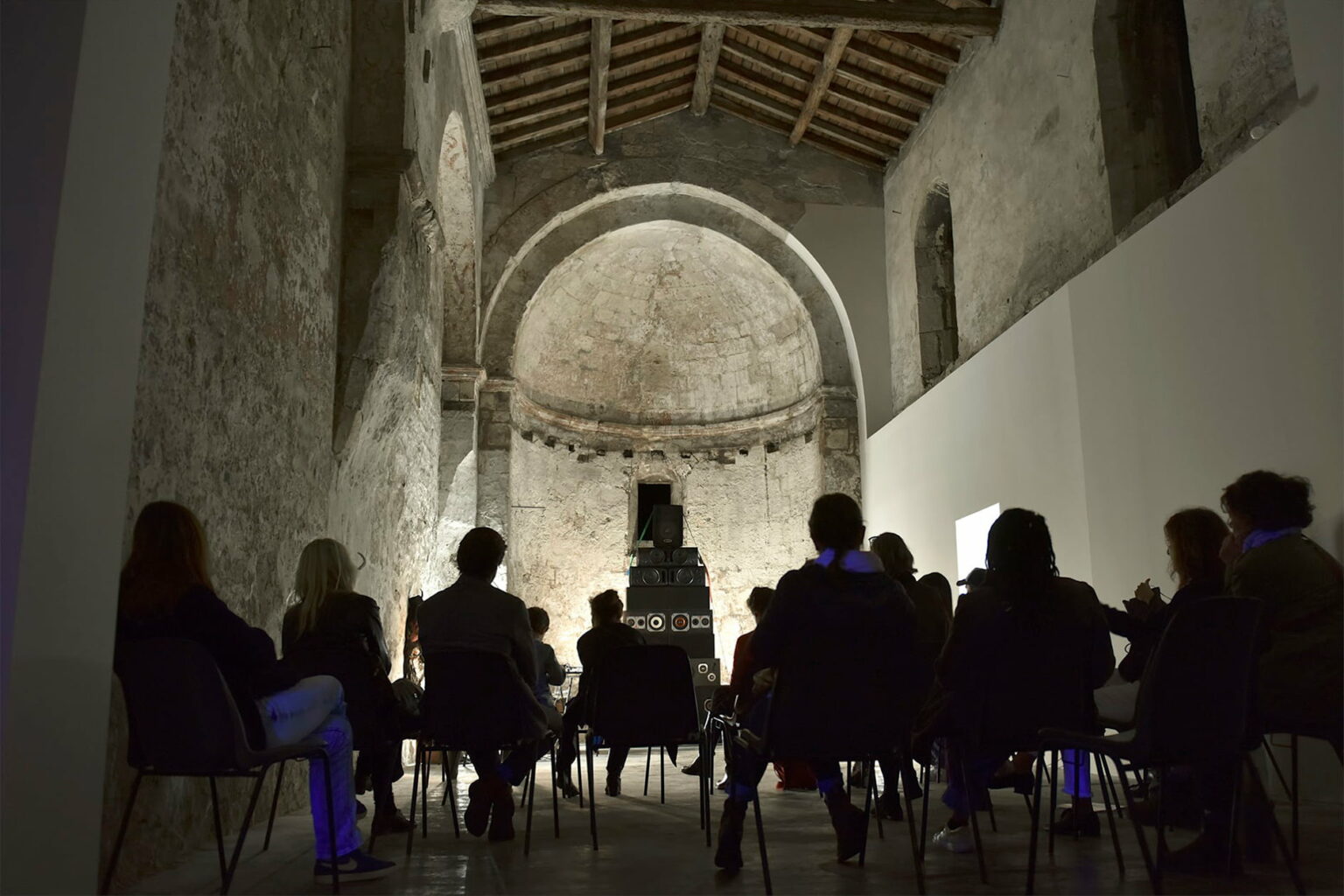 éception conviviale dans une salle de charme à Arles
